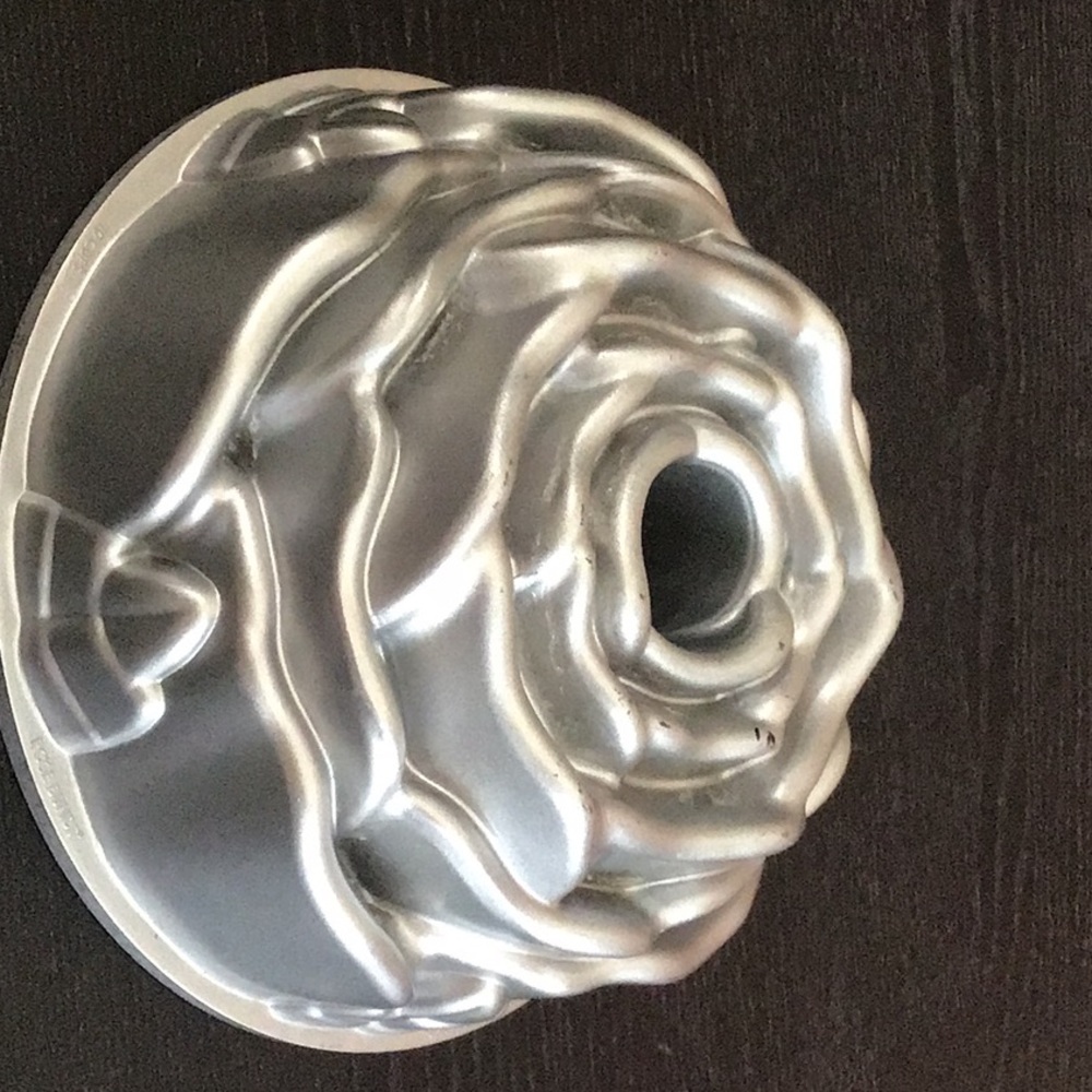 Nordic Ware Platinum Collection 10 cup Rose Bundt Pan Heavy Cast Aluminum - Picture 6 of 6